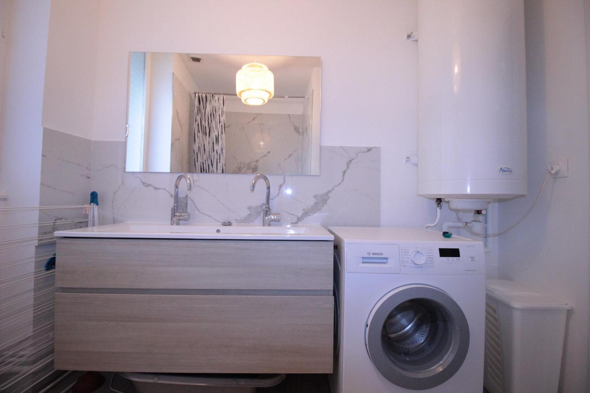 Logement Neuf "Meuse" - Hyper Centre - Parking Proche - Proche Gare - 4 Chambres - Terrasse Couverte - Wifi ! Gere Par Prestazen'Services Verdun-sur-Meuse Esterno foto